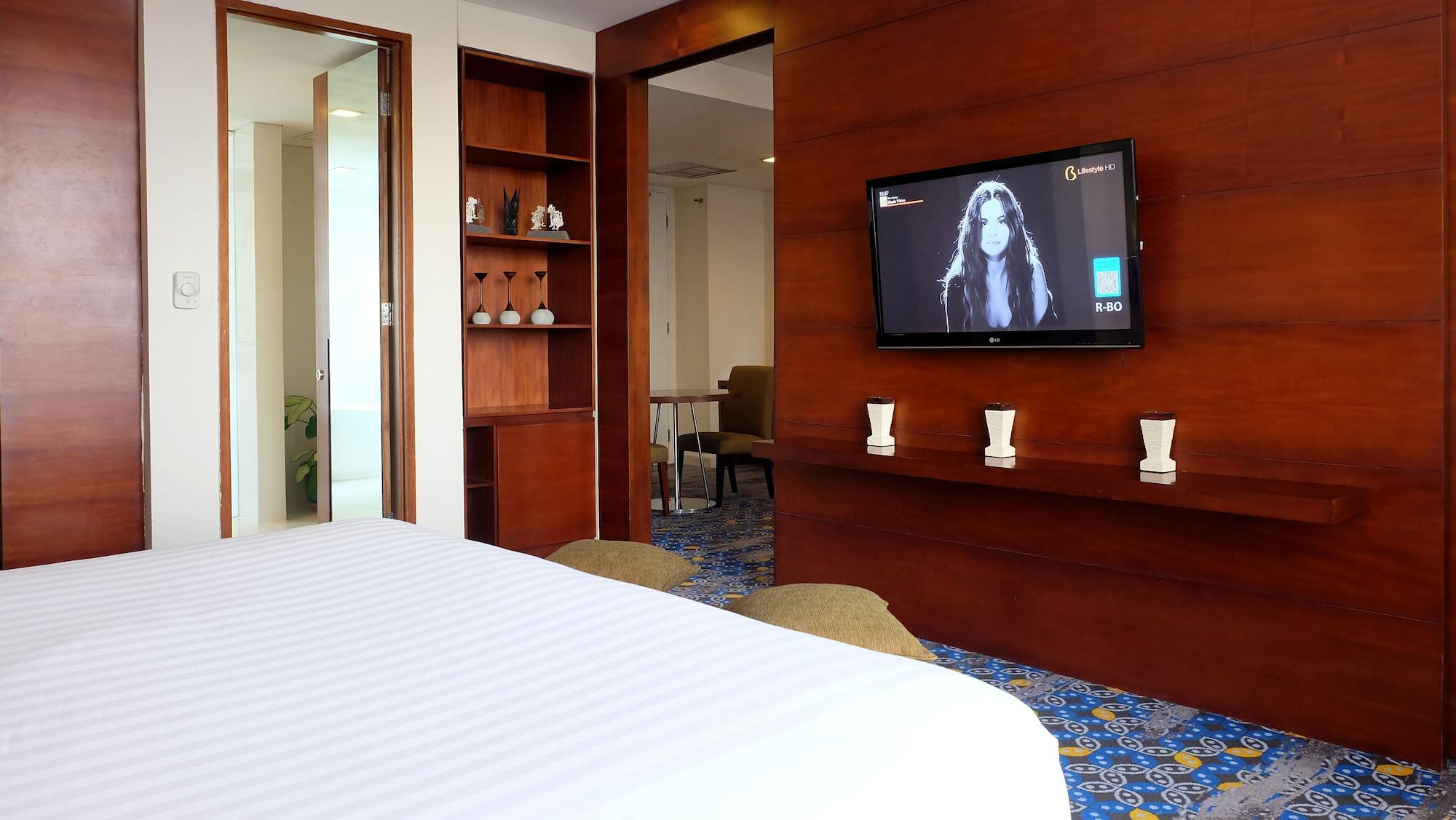 Jambuluwuk Malioboro Hotel יוגיאקרטה מראה חיצוני תמונה A television in a hotel room