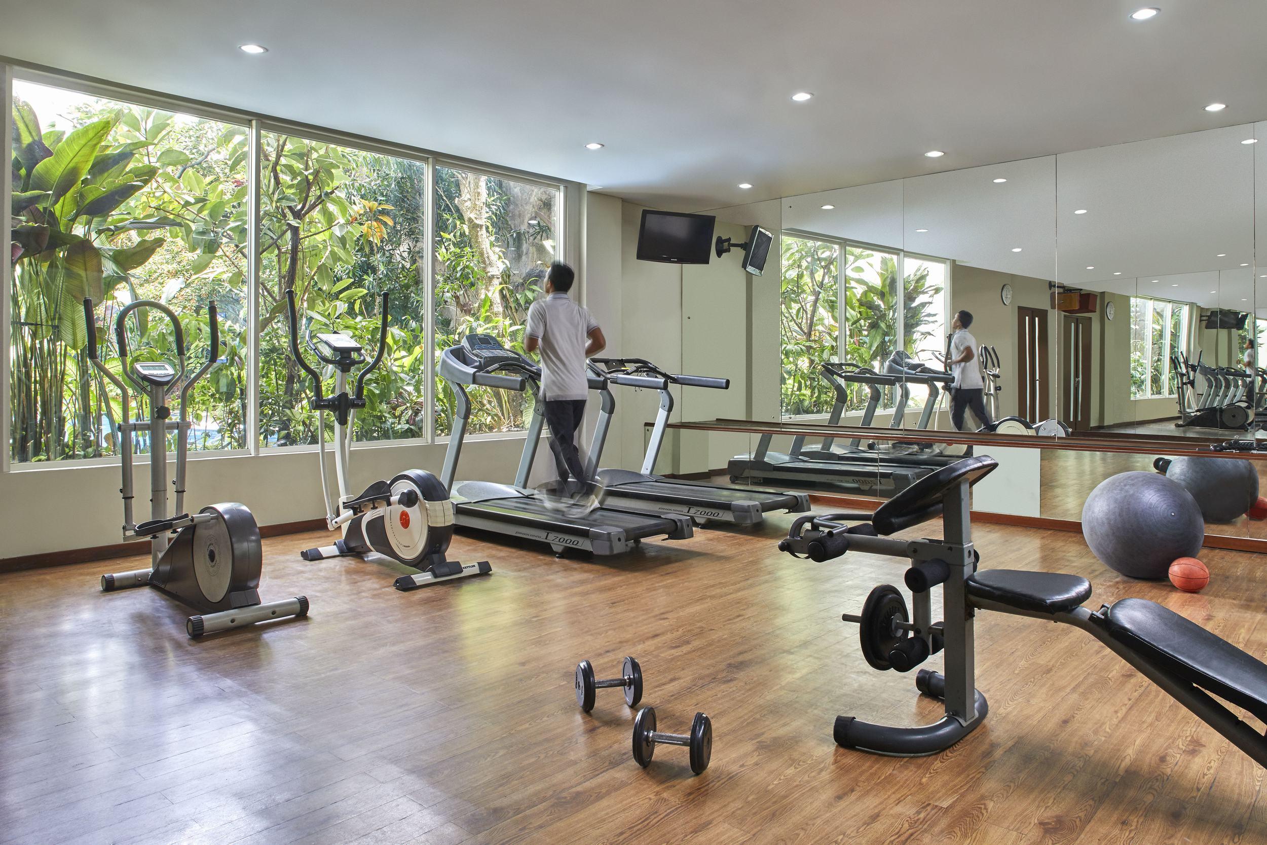 Jambuluwuk Malioboro Hotel יוגיאקרטה מראה חיצוני תמונה The gym at the hotel
