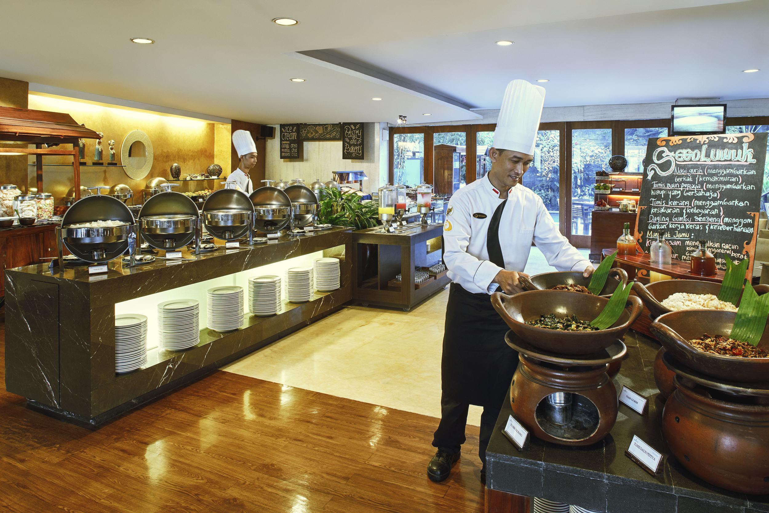 Jambuluwuk Malioboro Hotel יוגיאקרטה מראה חיצוני תמונה A buffet at a hotel