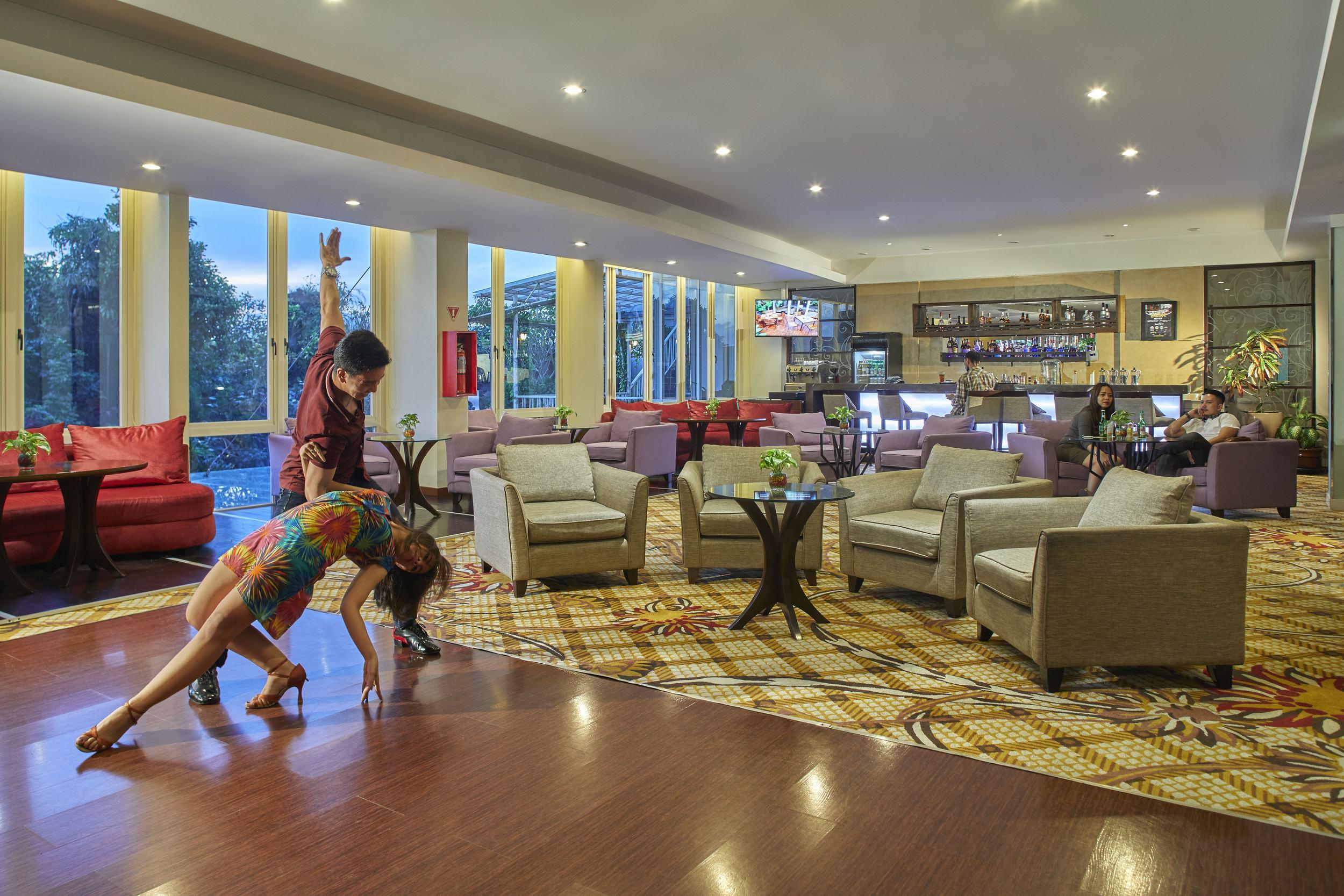 Jambuluwuk Malioboro Hotel יוגיאקרטה מראה חיצוני תמונה The lobby of the hotel