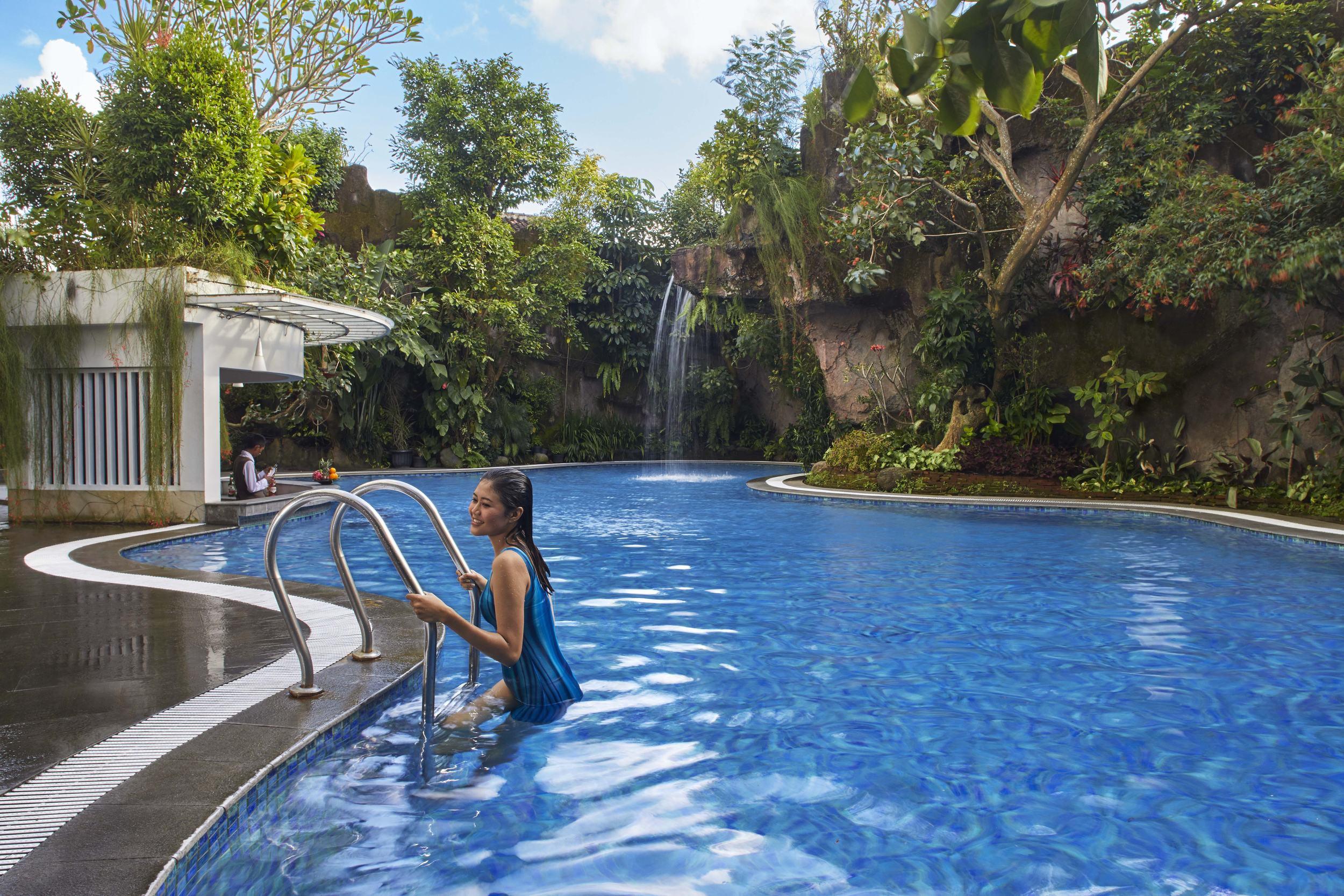 Jambuluwuk Malioboro Hotel יוגיאקרטה מראה חיצוני תמונה The swimming pool at the resort