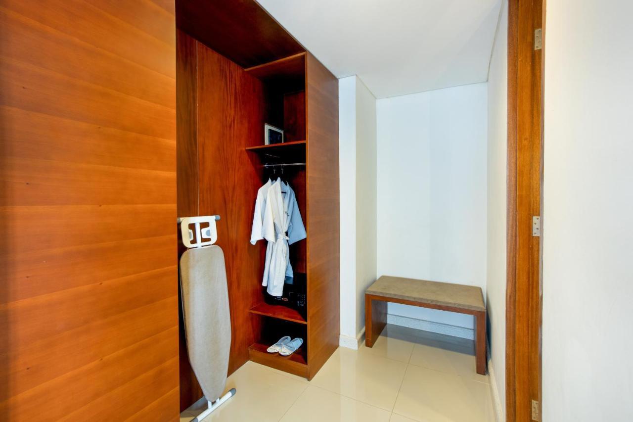Jambuluwuk Malioboro Hotel יוגיאקרטה מראה חיצוני תמונה A wardrobe