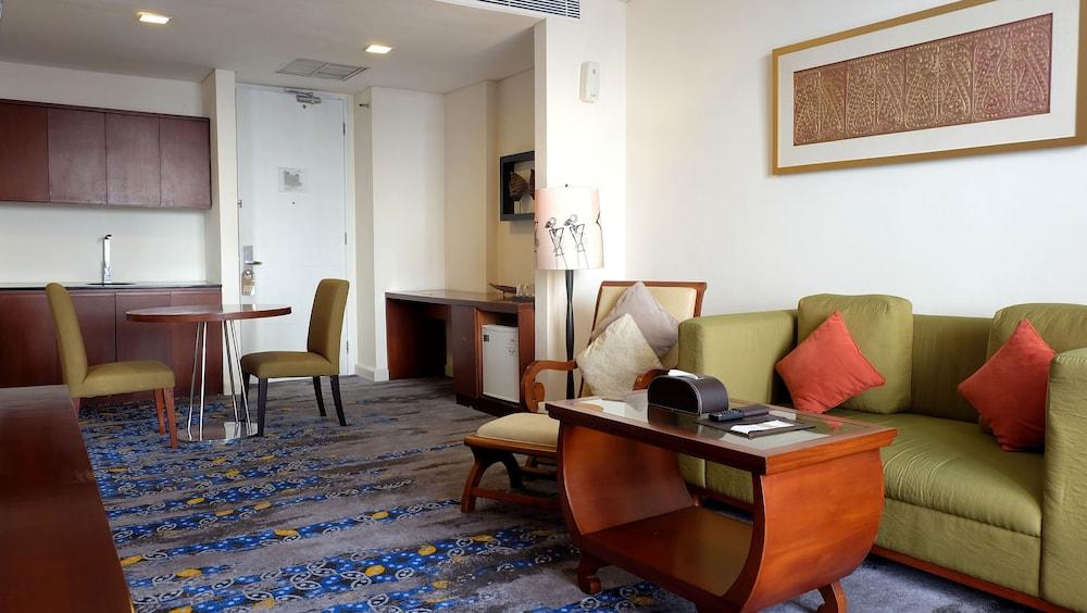 Jambuluwuk Malioboro Hotel יוגיאקרטה מראה חיצוני תמונה A suite at the hotel