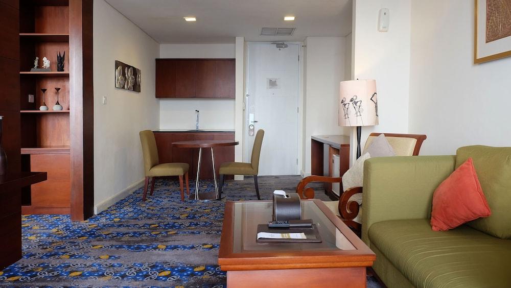 Jambuluwuk Malioboro Hotel יוגיאקרטה מראה חיצוני תמונה A suite at the hotel