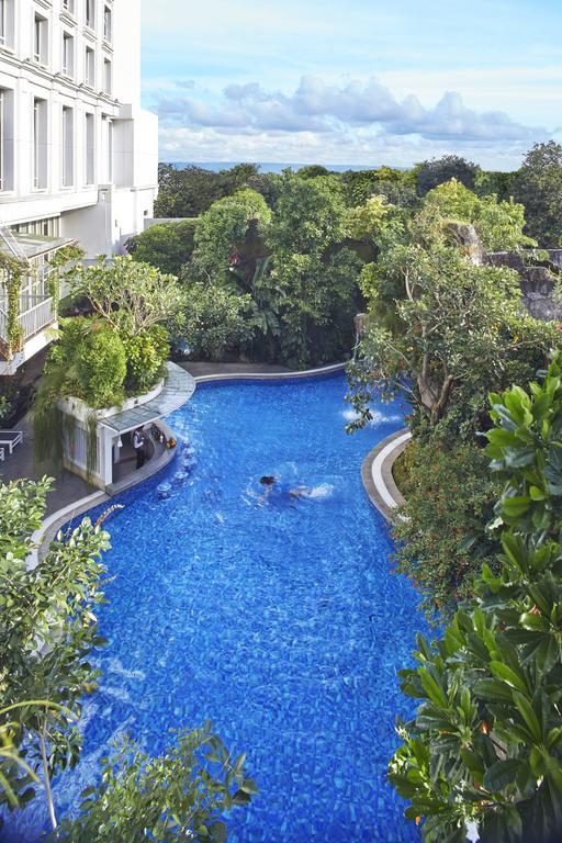 Jambuluwuk Malioboro Hotel יוגיאקרטה מראה חיצוני תמונה The pool at the Shangri-La Hotel, Kuala Lumpur