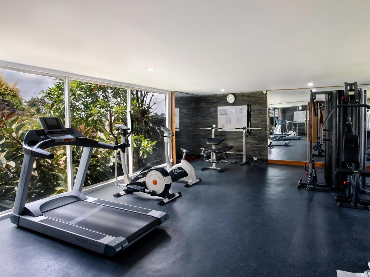 Jambuluwuk Malioboro Hotel יוגיאקרטה מראה חיצוני תמונה The gym at the hotel