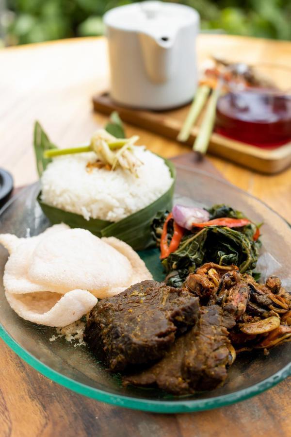 Jambuluwuk Malioboro Hotel יוגיאקרטה מראה חיצוני תמונה Tumpeng, a traditional dish of Indonesia